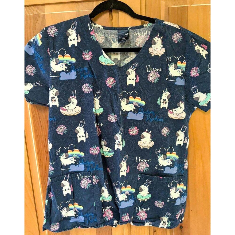 Fun unicorn pattern scrub top Zoe + Chloe